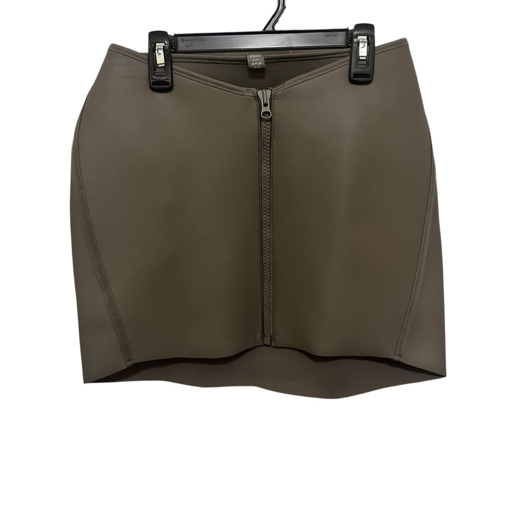 Skims new with tags size Large Stylish Gray Chalk Rubberized scuba swim Skirt
